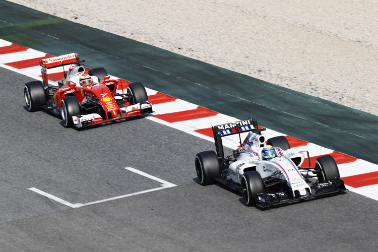 Kimi Räikkönen jagt mit seinem Ferrari den Williams von Felipe Massa