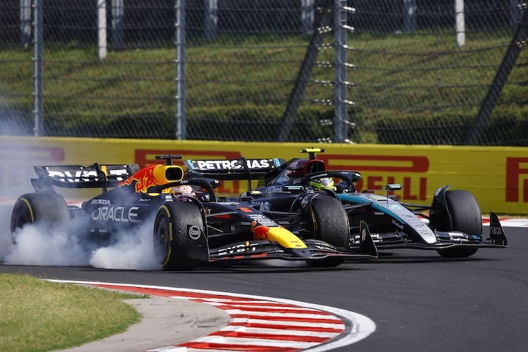 Max Verstappen greift Lewis Hamilton an
