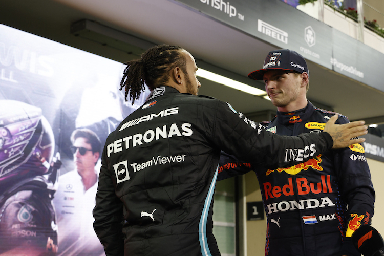 Lewis Hamilton und Max Verstappen nach dem WM-Finale 2021 in Abu Dhabi