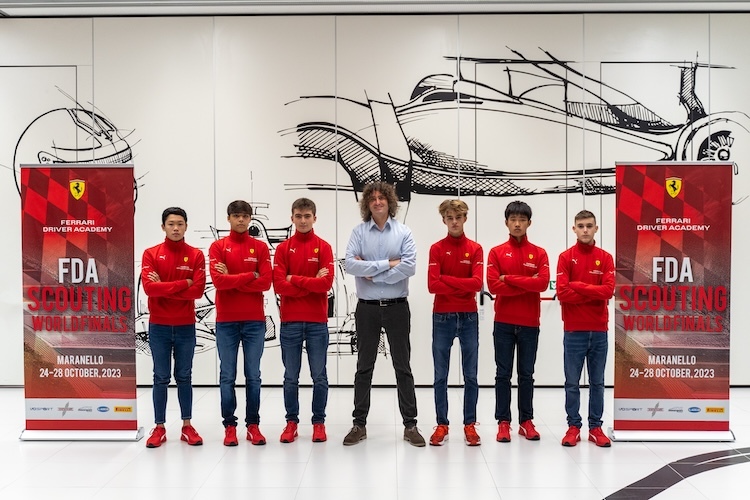 Marco Matassa, Leiter der Ferrari Driver Academy, mit den sechs Finalisten der diesjährigen Talentsichtung