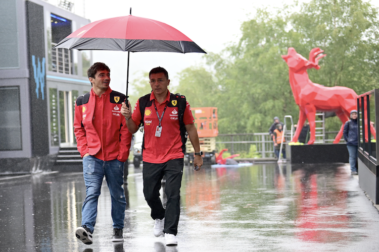 Charles Leclerc mit seinem Physio Andrea Ferrari (nein, er heisst wirklich so)