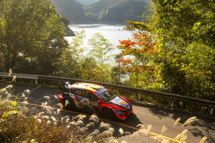 Mehrere Zwischenfälle bremsten zunächst Weltmeister Thierry Neuville (Hyundai) schon ein, bevor die vorzeitge Aufgabe erfolgte