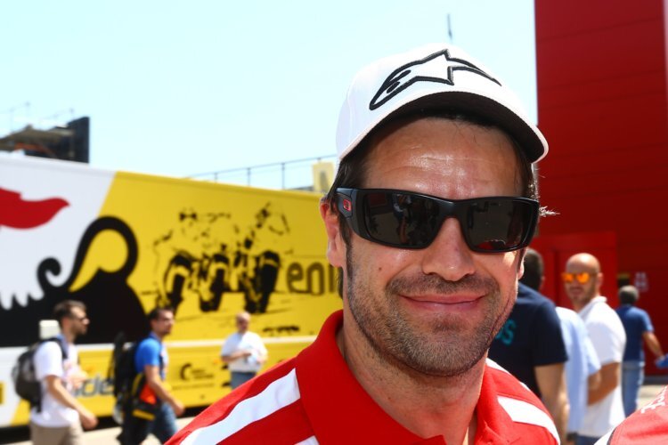 Carlos Checa unterstützt beim Assen-GP seine Landsfrau Maria Herrera