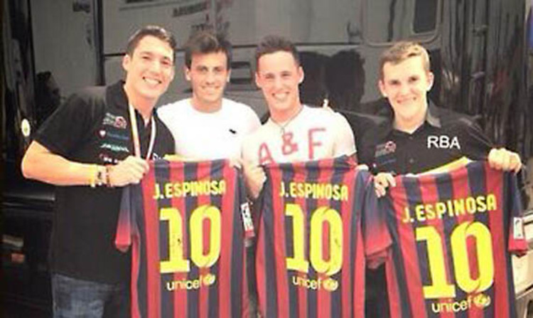 Fußball-Fan Pol Espargaró: Hier mit Trikots des FC Barcelona