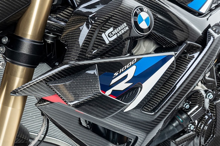 Karbon, wohin das Auge blickt: 34 Karbonteile fertigt Ilmberger für die BMW S1000R