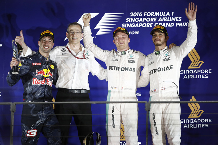 Lewis Hamilton (rechts) wurde in Singapur Dritter