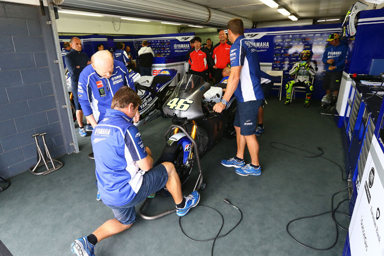 Box von Yamaha: An der Maschine von Rossi wird die neue Verschalung montiert