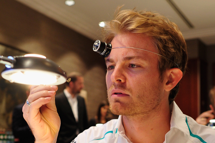 Formel-1-Star Nico Rosberg: Wo kommt dieses Teil nun hin?