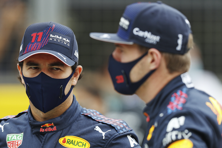Sergio Pérez (links) mit seinem Red Bull Racing-Teamkollegen Max Verstappen