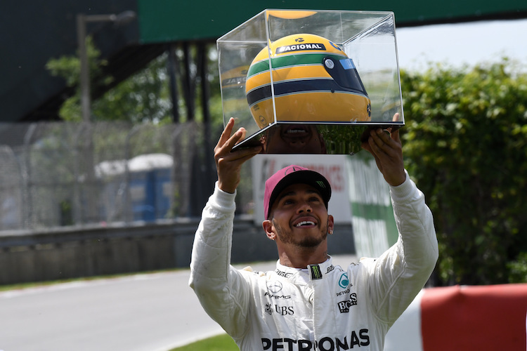 Lewis Hamilton mit einem Senna-Helm 2017 in Montreal