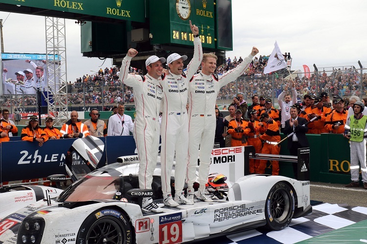 Nick Tandy, Earl Bamber und Nico Hülkenberg (v.li.) beim Sieg in Le Mans 2015