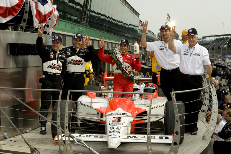 Ron Ruzewski (zweiter von links) feiert den Indy-500-Sieg von Hel