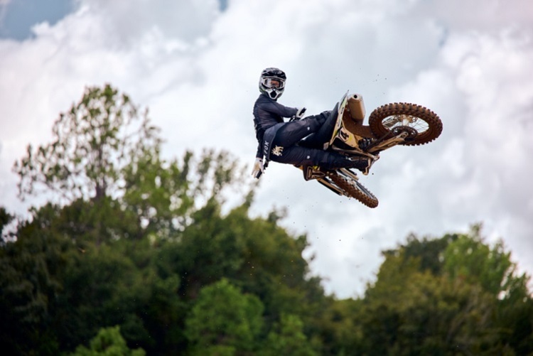 Ricky Carmichael demonstriert, was man mit der Triumph TF450-RC machen kann - wenn man es kann