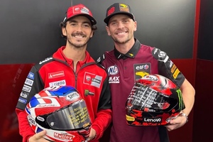 Bagnaia und Dixon beim Helmtausch)