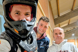 Dominik Werkstetter, Bruder Patrick und Mechaniker Klaus beim Training in der MX-Halle)