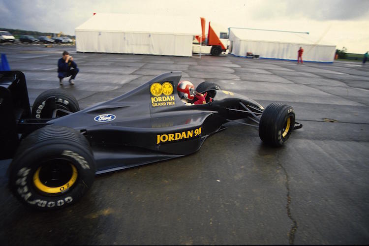 John Watson testet im November 1990 den ersten Formel-1-Rennwagen von Eddie Jordan