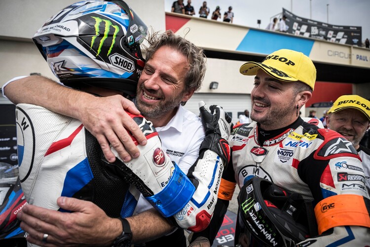 Marc Bongers umarmt Markus Reiterberger nach Platz 3 in Südfrankreich