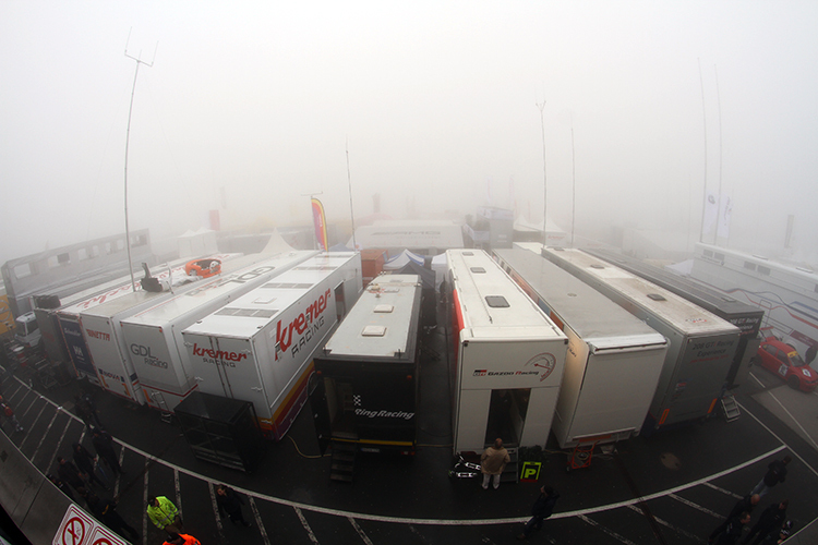 Der Nebel hat den Nürburgring im Griff