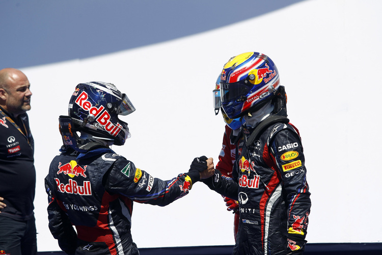 Webber (l.) gratuliert Vettel in Valencia