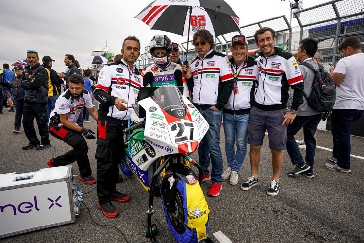 Paolo Simoncelli hielt seinem MotoE-Fahrer Mattia Casadei den Schirm