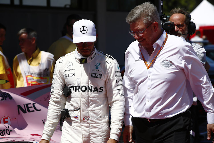 Lewis Hamilton mit Ross Brawn in Spanien