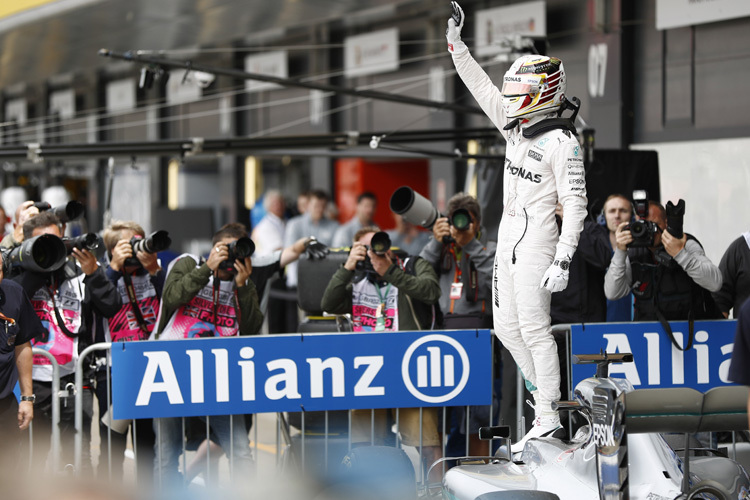 Lewis Hamilton lässt sich nach seiner Pole feiern