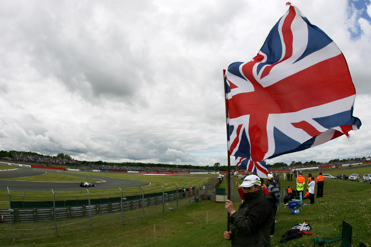 Ein richtiger Silverstone-Fans trotzt Wind und Wetter