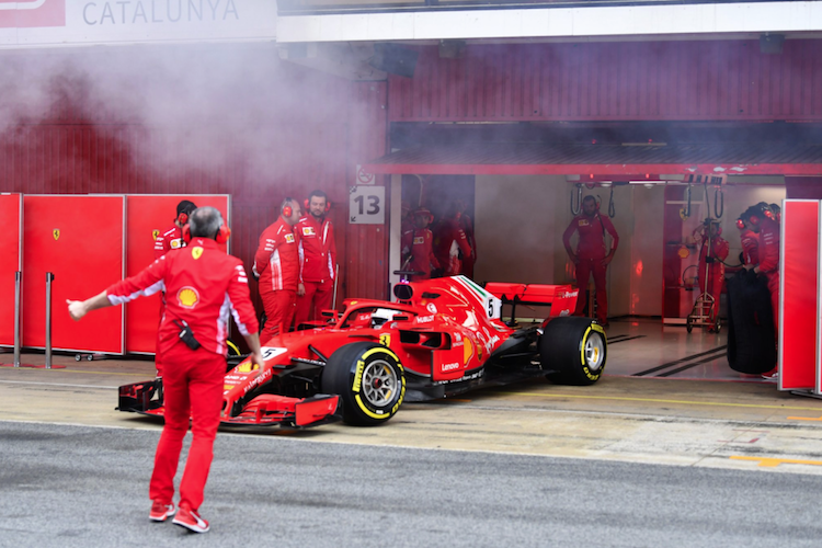 Rauchzeichen: Sebastian Vettel im Ferrari bei den Wintertests