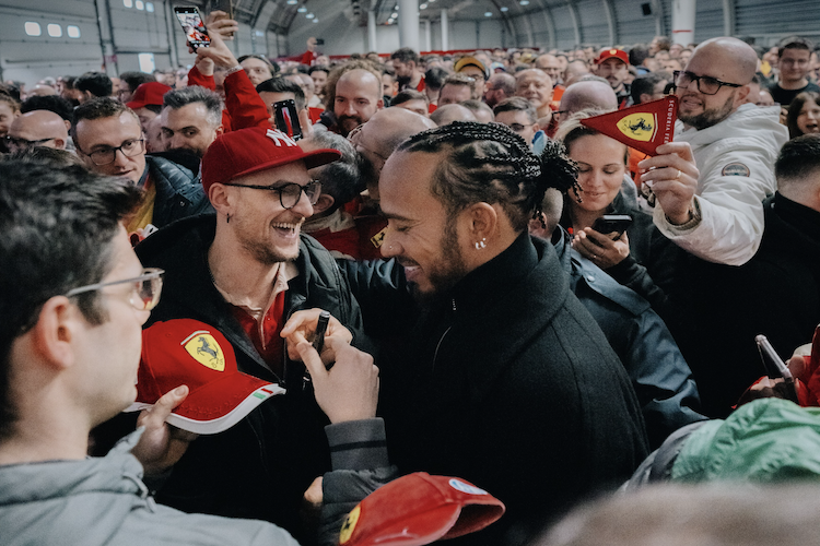 Lewis Hamilton mit Ferrari-Fans