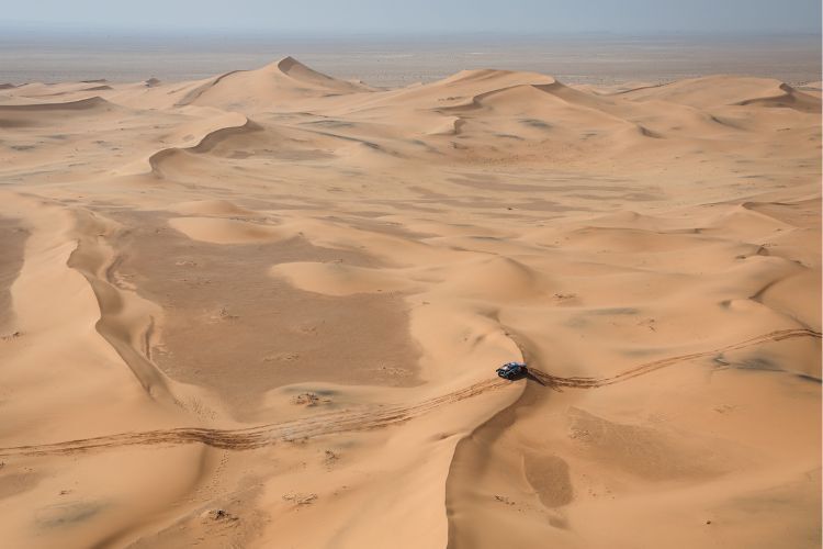 Mattias Ekström allein in weiter Wüstenflur - von wegen: Sandrider Nasser Al-Attiyah sitzt ihm längst im Nacken