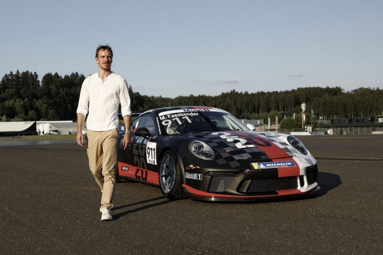 Michael Fassbender vor dem Porsche 911 GT3 Cup