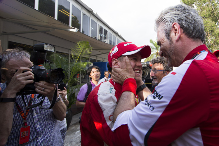 Maurizio Arrivabene freut sich mit Sieger Sebastian Vettel