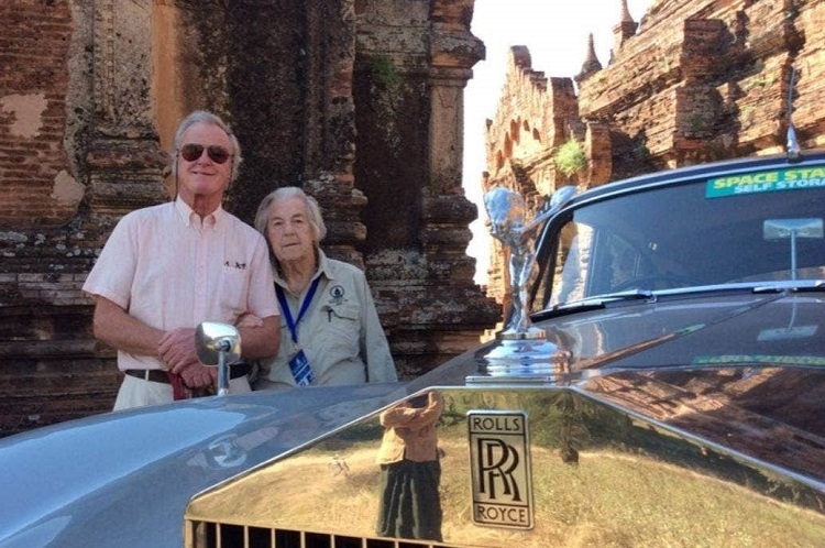 Alastair und Dorotyh Caldwell mit dem Rolly Royce in Myanmar