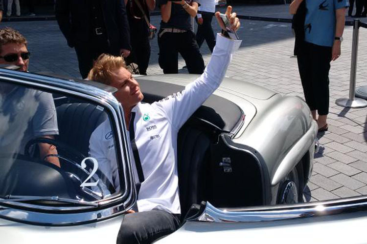 Nico Rosberg: Selfiei im Oldtimer