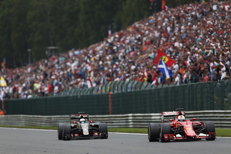 Sebastian Vettel in Belgien vor Romain Grosjean