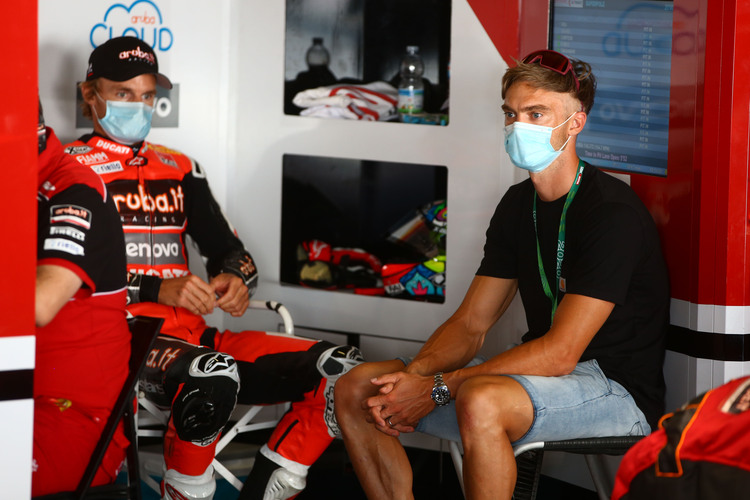 Chaz Davies mit Leon Camier in der Ducati-Box