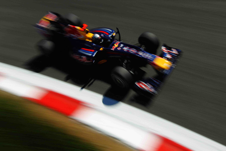 Ein Red Bull Racing-Renner fliegt durch den Parco di Monza