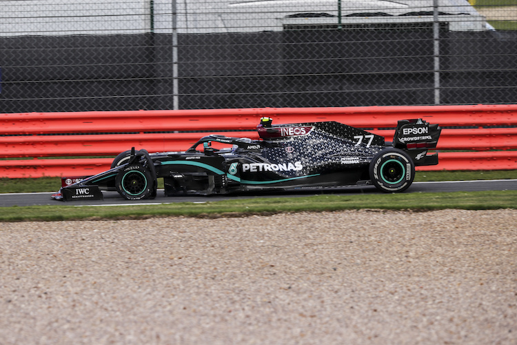Valtteri Bottas schleppt seinen Mercedes mit Reifenschaden an die Box, kurz darauf ging auch bei Hamilton der Reifen kaputt