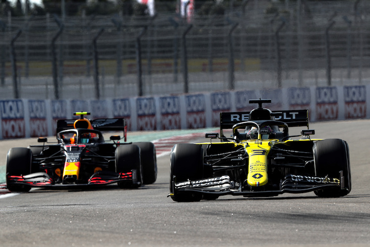 Daniel Ricciardo (rechts) in Sotschi, links Alex Albon