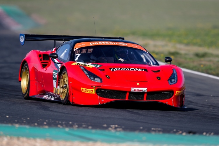 Roter Farbtupfer im Feld des ADAC GT Masters: Der Ferrari 488 GT3 von HB Racing