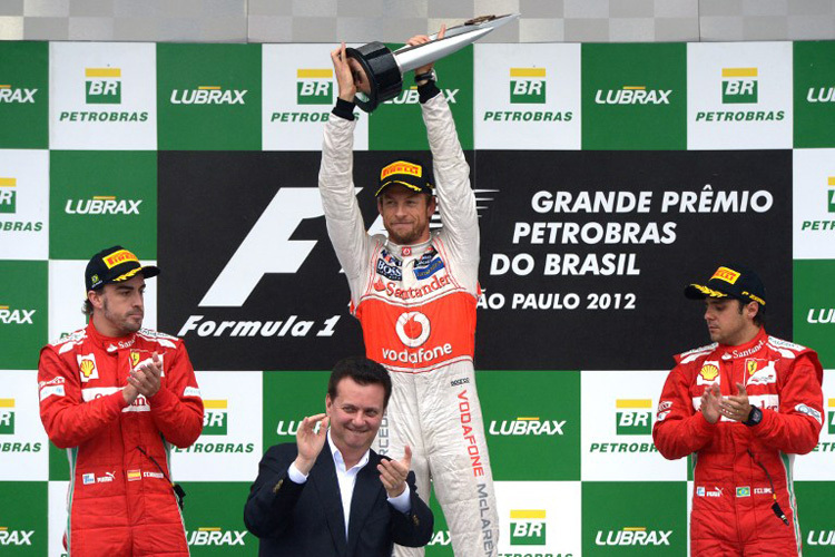 Jenson Button 2012 in Brasilien mit den Ferrari-Piloten Alonso (links) und Massa