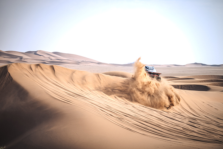 Langjährige Liebe zur Wüste: Carlos Sainz und Lucas Cruz im Audi (ESP)