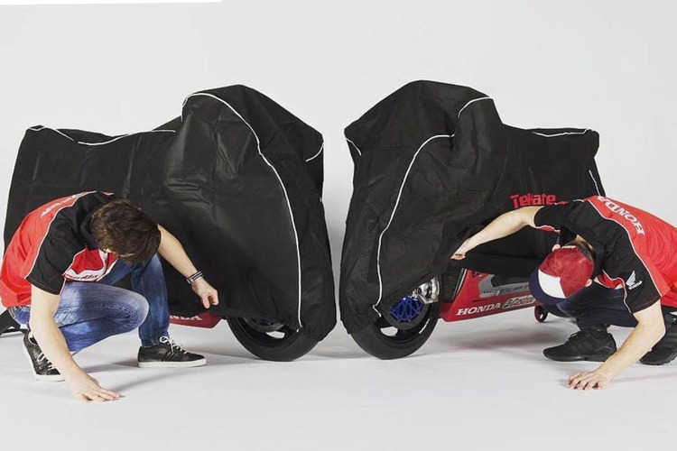 Was verbirgt sich darunter: Nicky Hayden (links) und Stefan Bradl mit ihren getarnten 2017-Maschinen