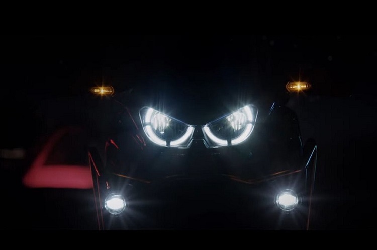 Neue Honda Africa Twin: Grimmiger Blick und für Nachtfahrten Zusatz-Scheinwerfer für umfassende Illumination von Strasse oder Gelände 