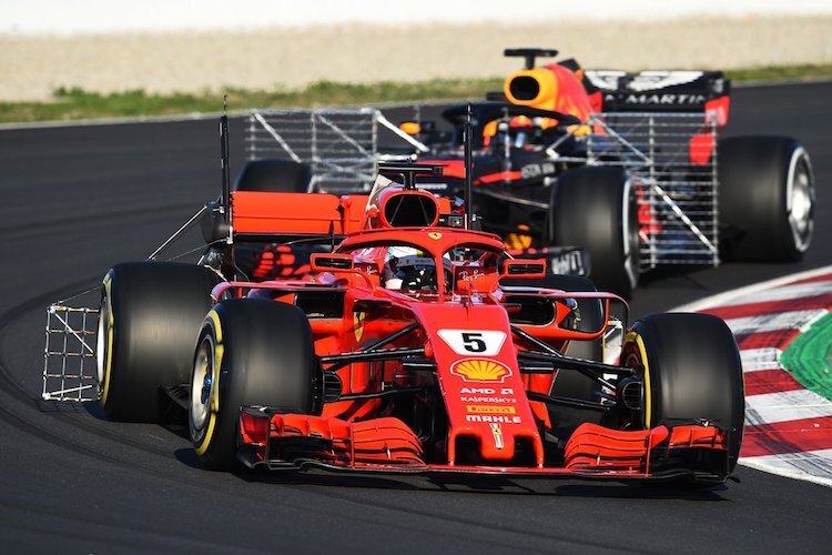 Sebastian Vettel vor Max Verstappen, beide Autos sind üppig mit Messgittern versehen