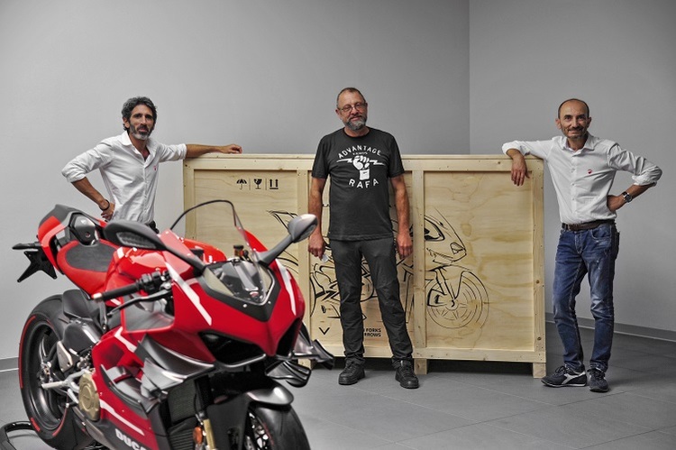 Übergabe der ersten Ducati Superlegera V4: Francesco Milicia (VP Global Sales and After Sales), besitzer Filip Van Schil, CEO Claudio Domenicali 