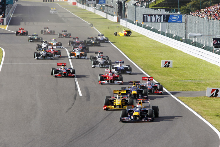 Start in Suzuka: Vettel vorn, hinten geht Petrov fliegen