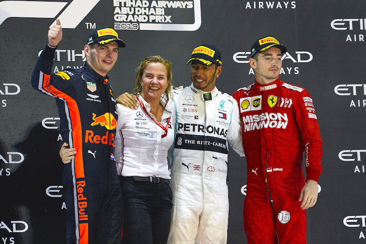 Das Siegerpodest in Abu Dhabi mit Verstappen, Hamilton und Leclerc