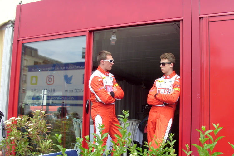 Phil Hanson (re.) mit seinem 2017er Le-Mans-Teamkollegen Nigel Moore 