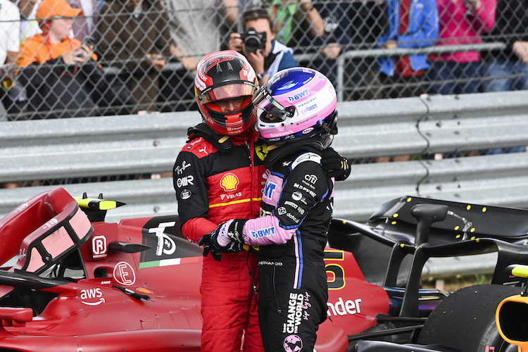 Fernando Alonso gratuliert Carlos Sainz zum ersten GP-Sieg